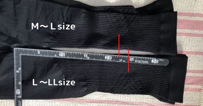 グラマラスパッツのM〜Lサイズ、L〜LLサイズを並べてウエストの加圧の位置を比較している
